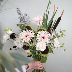 Букет с герберами, сердцевинками подолнухов и скабиозой