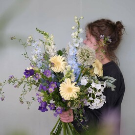 Кудрявые герберы,  колкольчики, дельфиниум,  лучок и флоксы