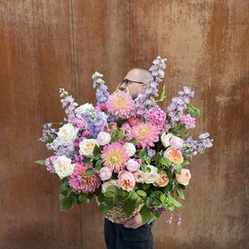 Лукошко с пионовидными розами, георгинами и дельфиниумом.