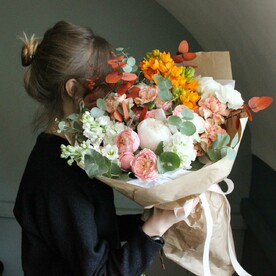 Букет с с белыми пионами и пионовидными розами