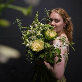 Диковинные розы и травы - Доставка цветов