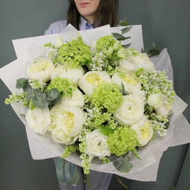 Букет с белыми пионами и сиренью