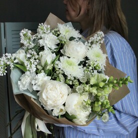 Букет с пионами, сиренью и астранцией