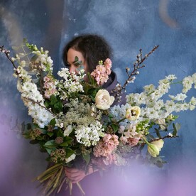 Дельфиниум, сирень, цветущие ветки и тюльпаны