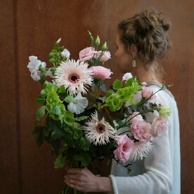 Букет с герберами, лизиантусом и ирландским колокольчиком - Купить букет с доставкой СПб и ЛО