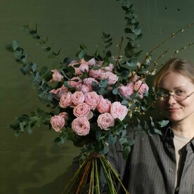 Розовые розы и ветви - Букет пионовидных роз