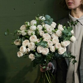 Белые розы - Букет белых пионовидных роз Bird Song