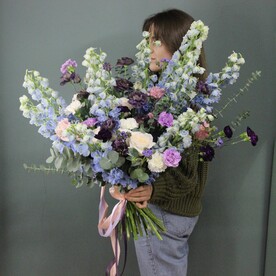 Букет с дельфиниумом и пионовидными розами