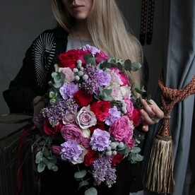 Сирень, пионовидные розы и бруния