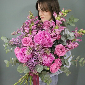 Букет с сиренью, пионами и львиным зевом