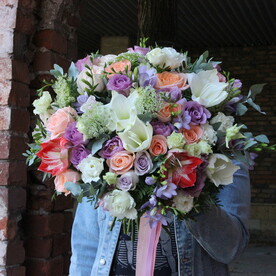 Букет с амариллисами, розами и зонтиками - Большой букет доставка