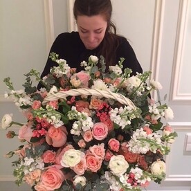 Большая корзина с маттиолой, ранункулюсами, розами