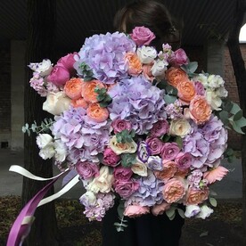 Большой букет с гортензиями, маттиолой и пионовидными розами