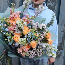 Букет с пионовидными розами, дельфиниумом и маттиолой