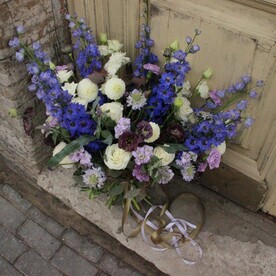 Букет с синим дельфиниумом и пионовидными розами - Доставка цветов