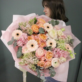 Сирень, ранункулюсы, пионовидные розы и герберы - Заказать букет с доставкой