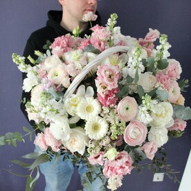 Пионы, маттиола и ранункулюсы - Большая корзина с пионами