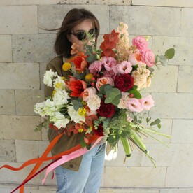 Большой букет с пионовидными розами, маттиолой и эустомой