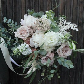 Букет с пионами, розами и эвкалиптом