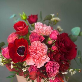 Композиция в коробке с анемоном и розами «With Love»