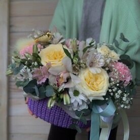 Яркий букет с нежными розами в яркой корзине