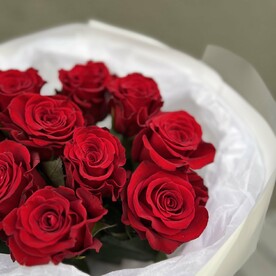 Алые розы