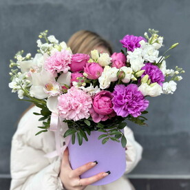 Композиция с белыми орхидеями и пионовидной розой в шляпной коробке