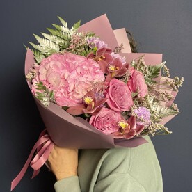 Нежный букет комплимент с гортензией и орхидеей цимбидиум « Нежное утро»