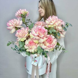 «Ла Рошель» Цветы в коробке- 15 французских роз Эсперанс с эвкалиптом