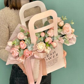 «Аврора» композиция из пионовидной кустовой розы в сумке