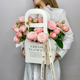 «Карамельный сироп» кустовые пионовидные розы в сумке