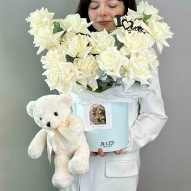 «Любимой» французские белые Розы Плайя Бланка в коробке 15 шт с мишкой и топпером