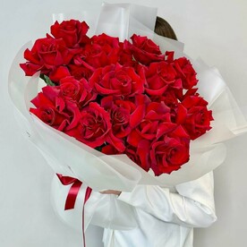 «Красный бархат» букет из 25 красных французских роз эксплорер