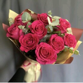 Букет ярко розовых роз