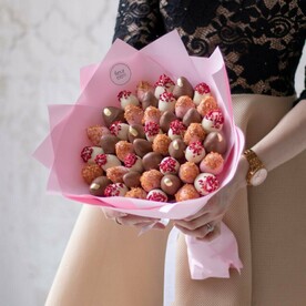 Букет из клубники в шоколаде к 8 Марта «Гранжан» - М