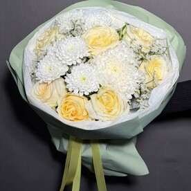 Букет из хризантем и роз