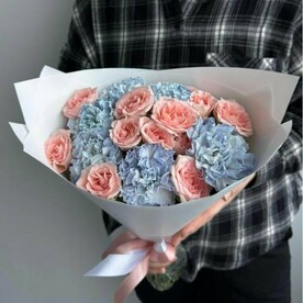 Букет-комплимент из гвоздики и кустовой розы (N 112)