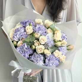 Авторский букет из гвоздики с кустовыми розами (N 65)