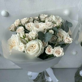 Авторский букет из кустовой и пионовидной розы (N 70)