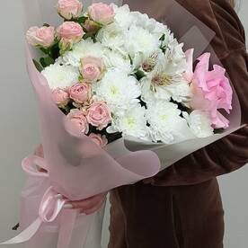 Букет "Очарование" с кустовыми розами, кустовой хризантемой, альстромерией, Французской розой