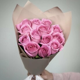 13 розовых роз