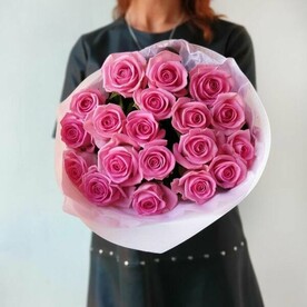 17 розовых роз