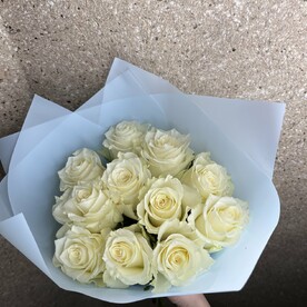 11 белых роз