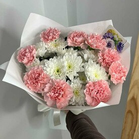 Букет с хризантемой и диантусом