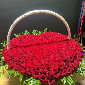 Роза в корзине виде сердца
