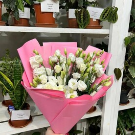 Классический букет из 11 белых лизиантусов в матовой пленке от 2name Flowers