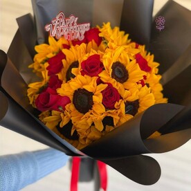 Подсолнух с розами