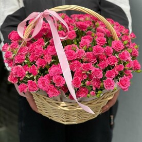 Малиновая кустовая роза в корзине