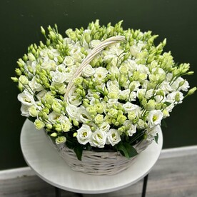 Эустома в корзине