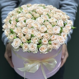 Кустовые розы в коробке